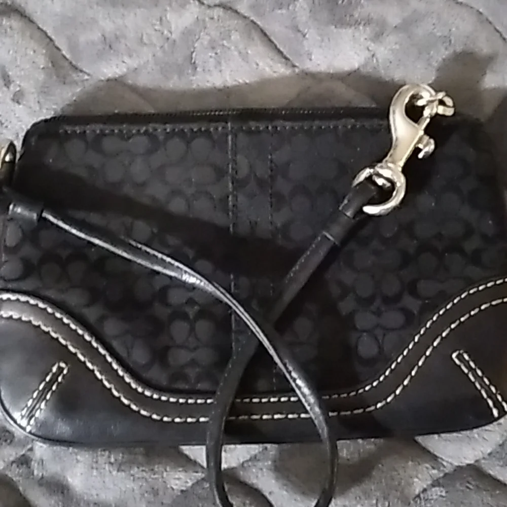 🔇 Sale $10 Coach Wristlet - Picture 7 of 7